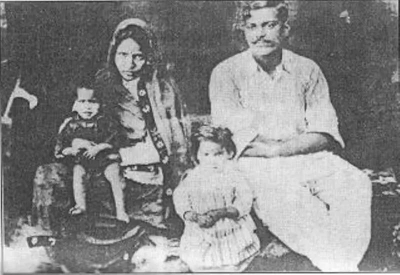 चंद्रशेखर आज़ाद अपने दोस्त मास्टर रुद्र नारायण के परिवार के साथ